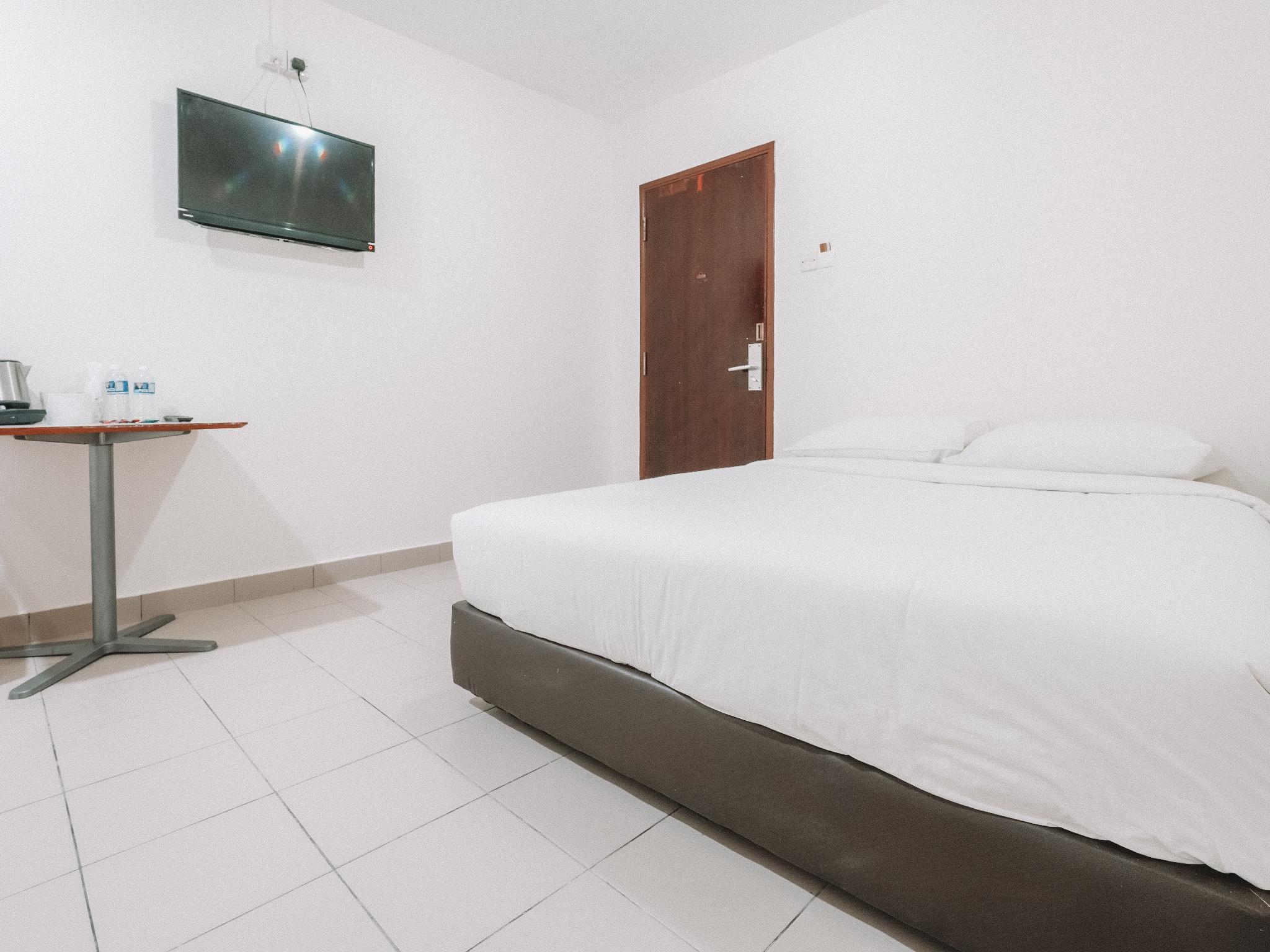 A Hotel Desker, Stay from 10PM to 9AM hotel photo 2