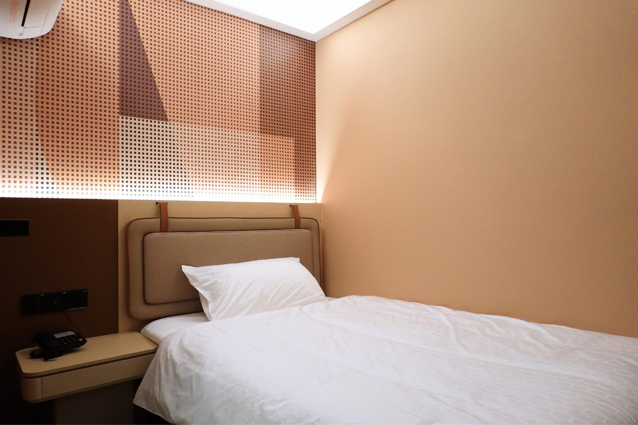 A Hotel Farrer Park - Newly Renovated hotel photo 2