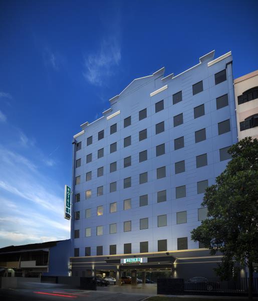 Hotel 81 Premier Hollywood Singapore Review: Affordable 2-Star Stay in Geylang