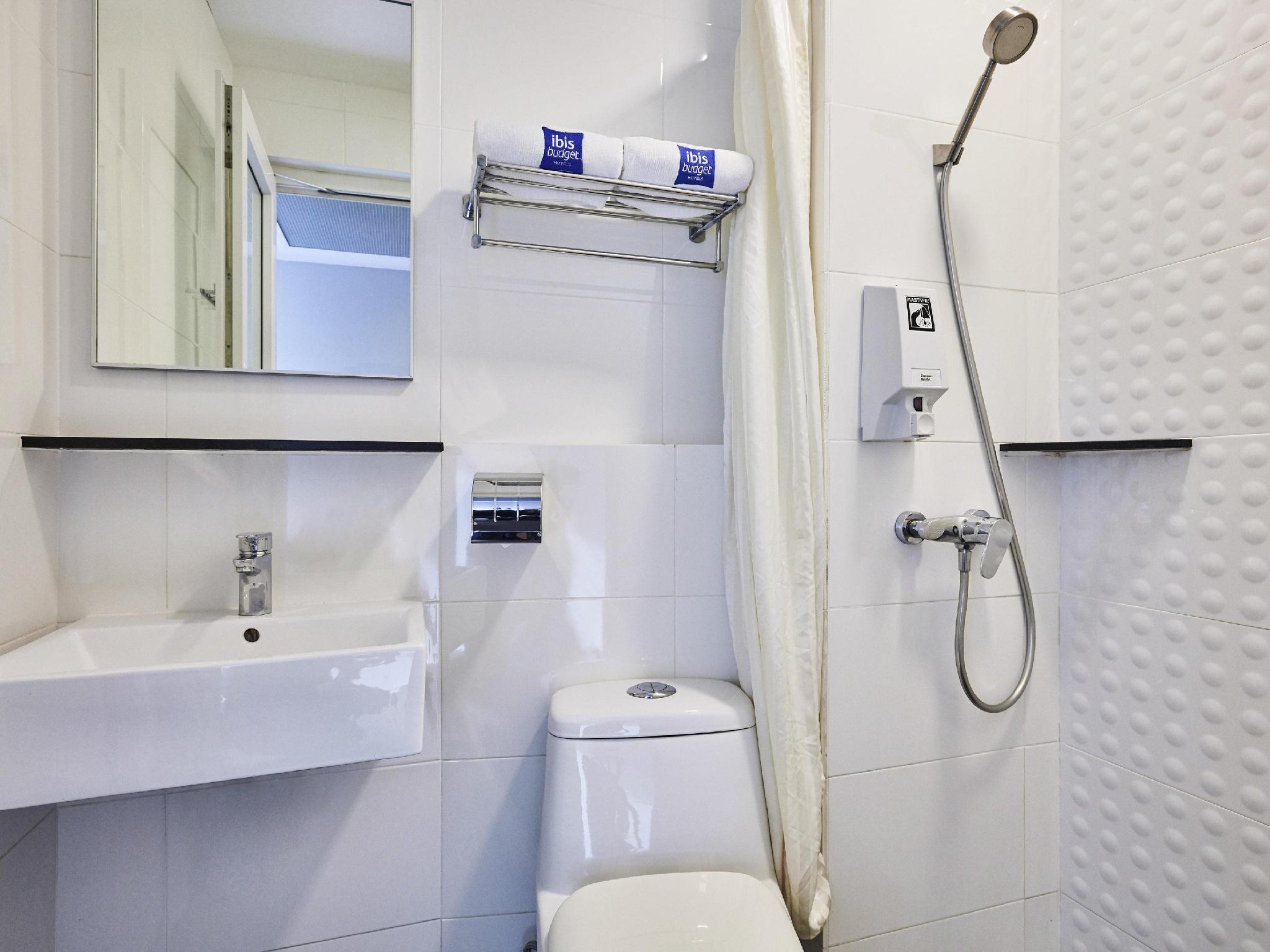 ibis budget Singapore Ruby hotel photo 2