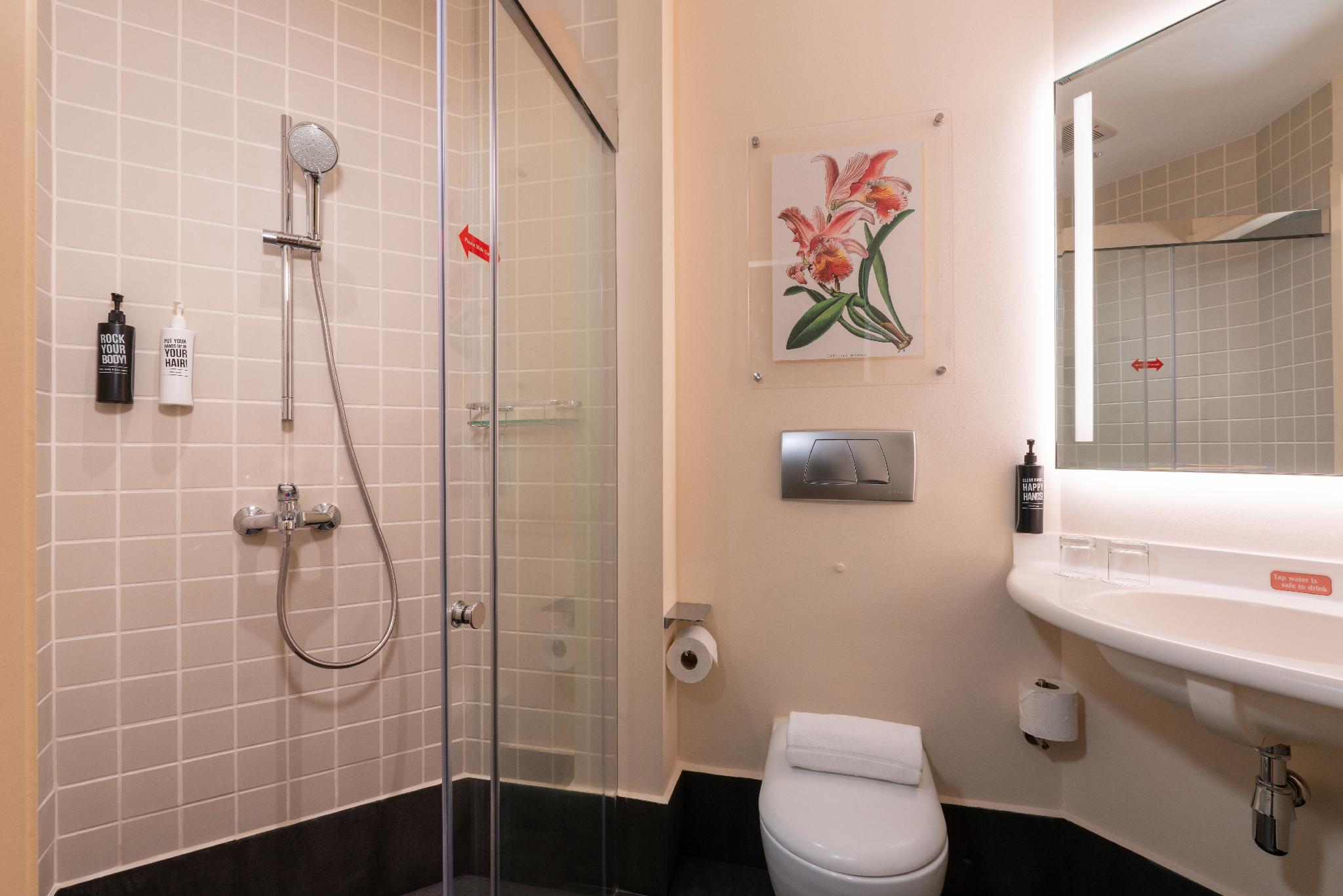 Ibis Singapore on Bencoolen - Newly Renovated hotel photo 2